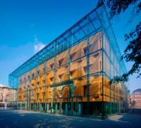 Außenansicht des LVR-Landesmuseum Bonn. Die Architektur ist kubisch und modern. Um das eigentliche Gebäude, das mit Holzlatten verkleidet ist, ist eine umhüllende Glasfront gebaut worden.